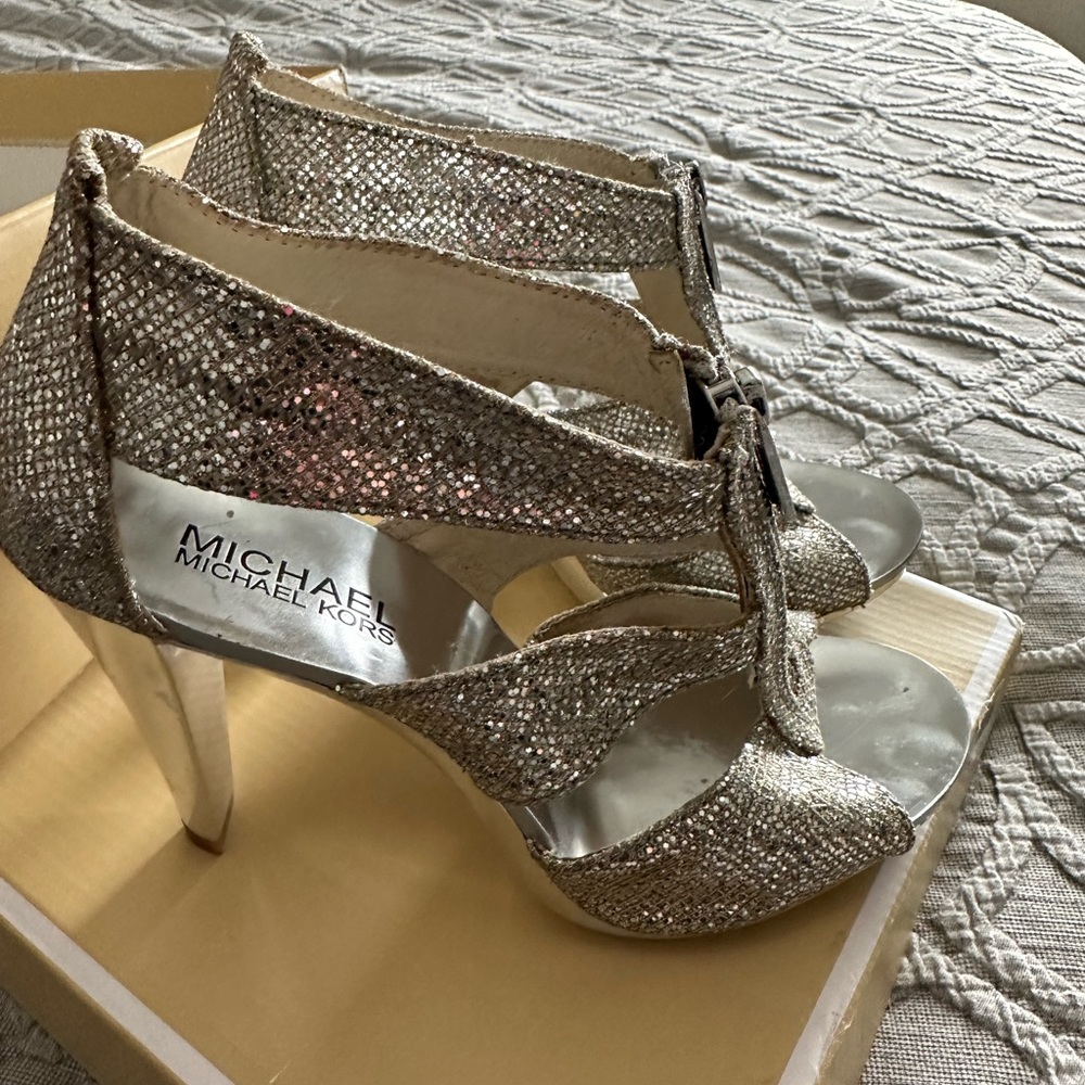 MICHAEL Michael Kors Silver Glitter T-Strap Heeled Sandals Women size US 5.5